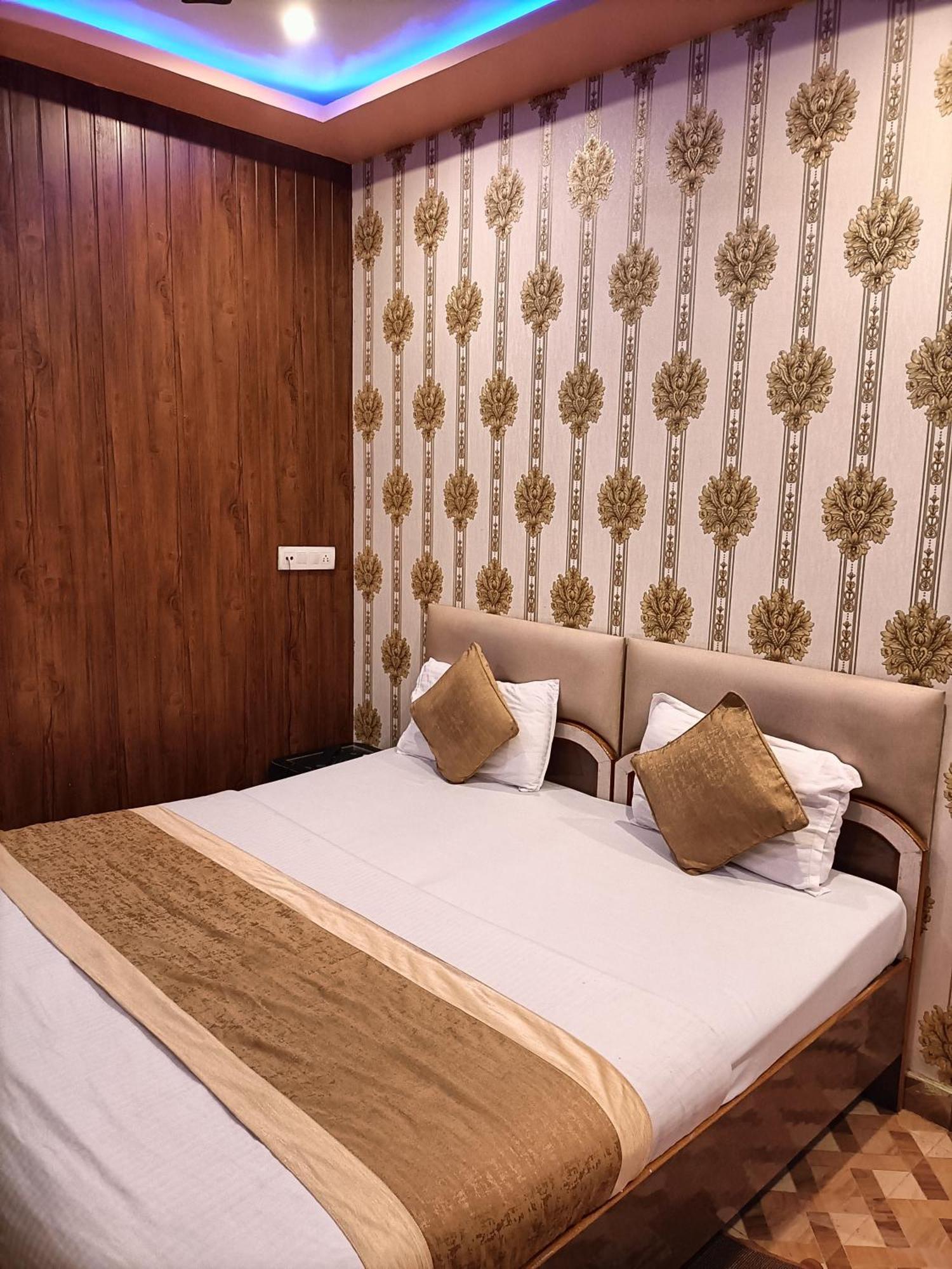 Hotel Picasso Varanasi Prime Location מראה חיצוני תמונה