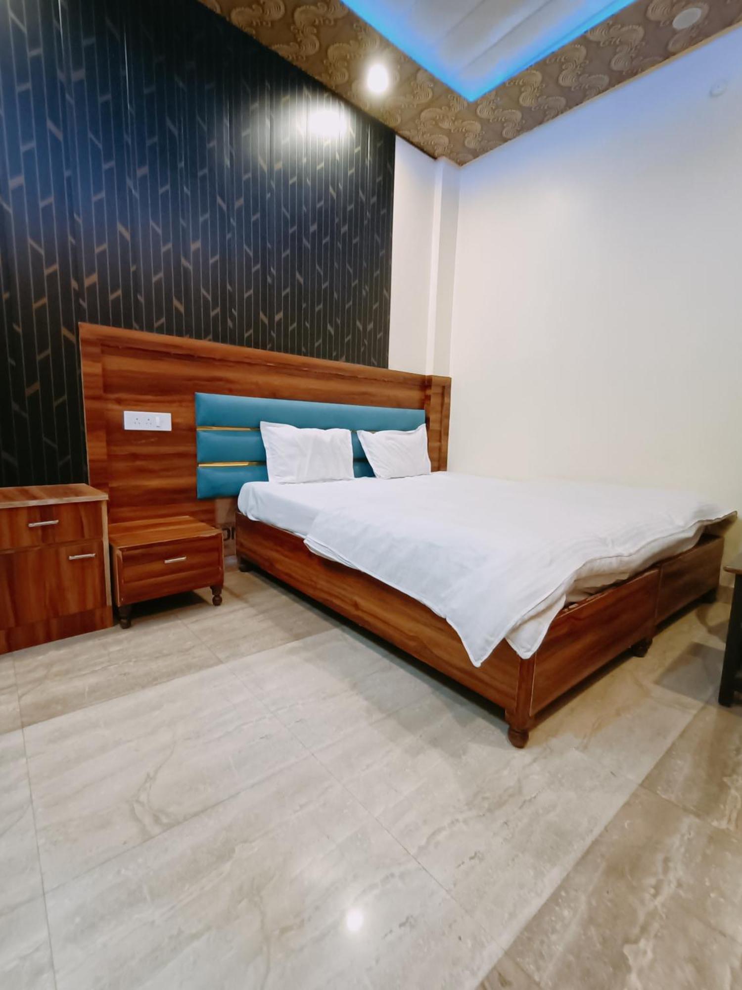 Hotel Picasso Varanasi Prime Location מראה חיצוני תמונה