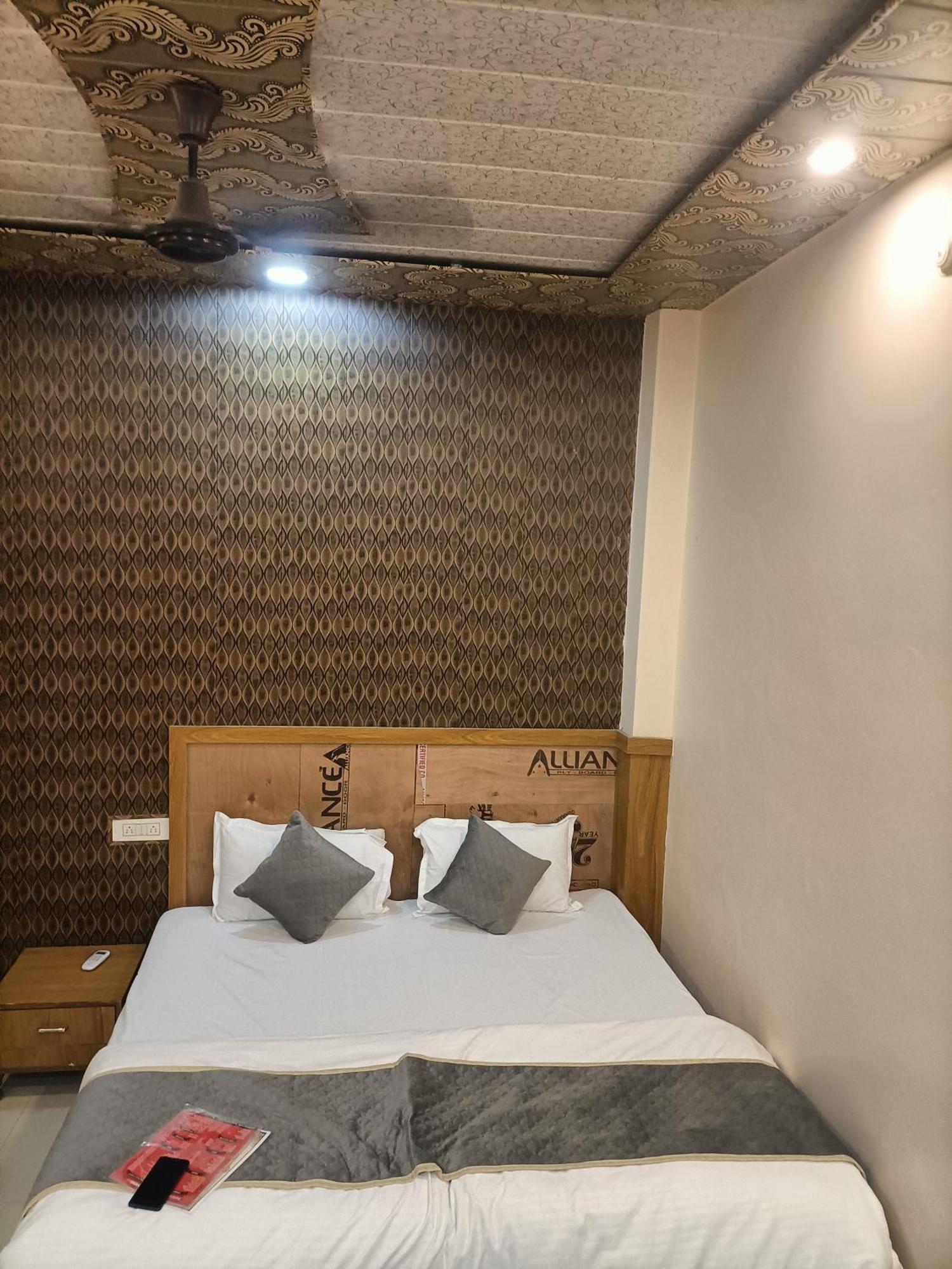 Hotel Picasso Varanasi Prime Location מראה חיצוני תמונה