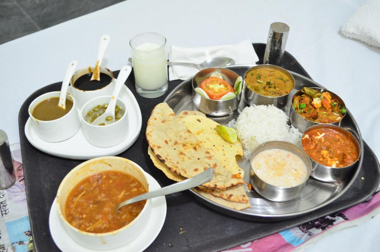 Hotel Picasso Varanasi Prime Location מראה חיצוני תמונה